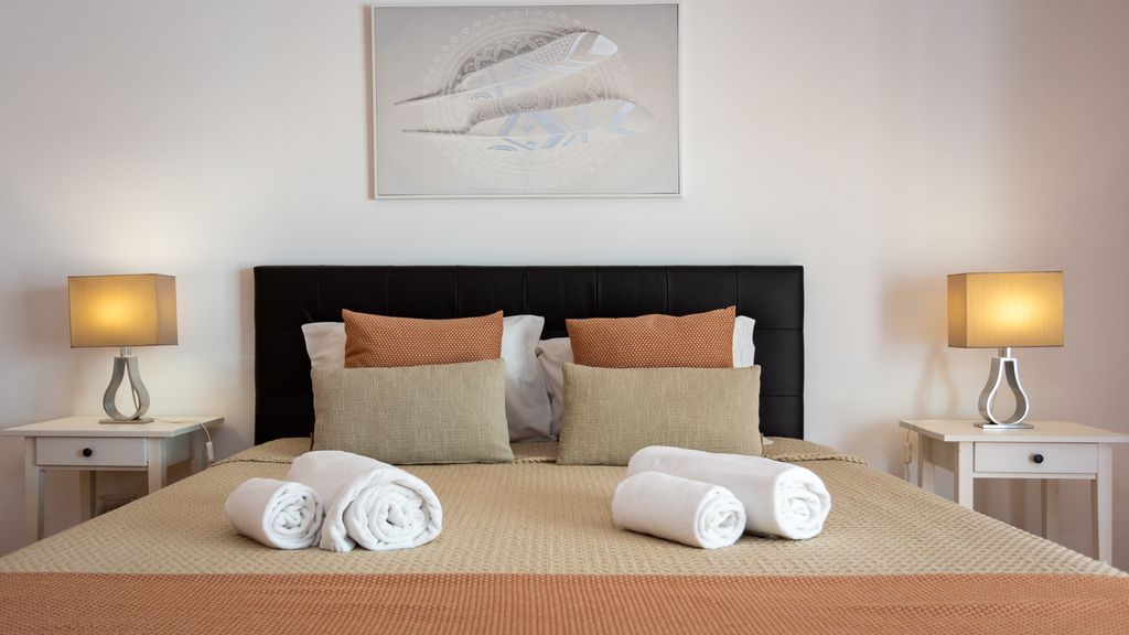 2BDR W/ AC - 2min from beach- by LovelyStay