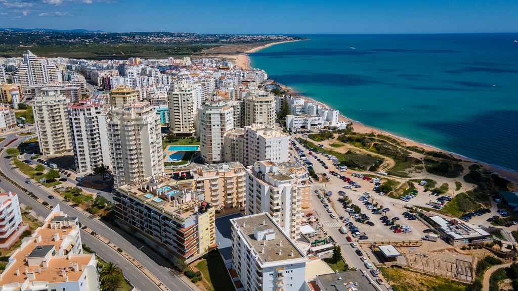 2BDR W/ AC - 2min from beach- by LovelyStay