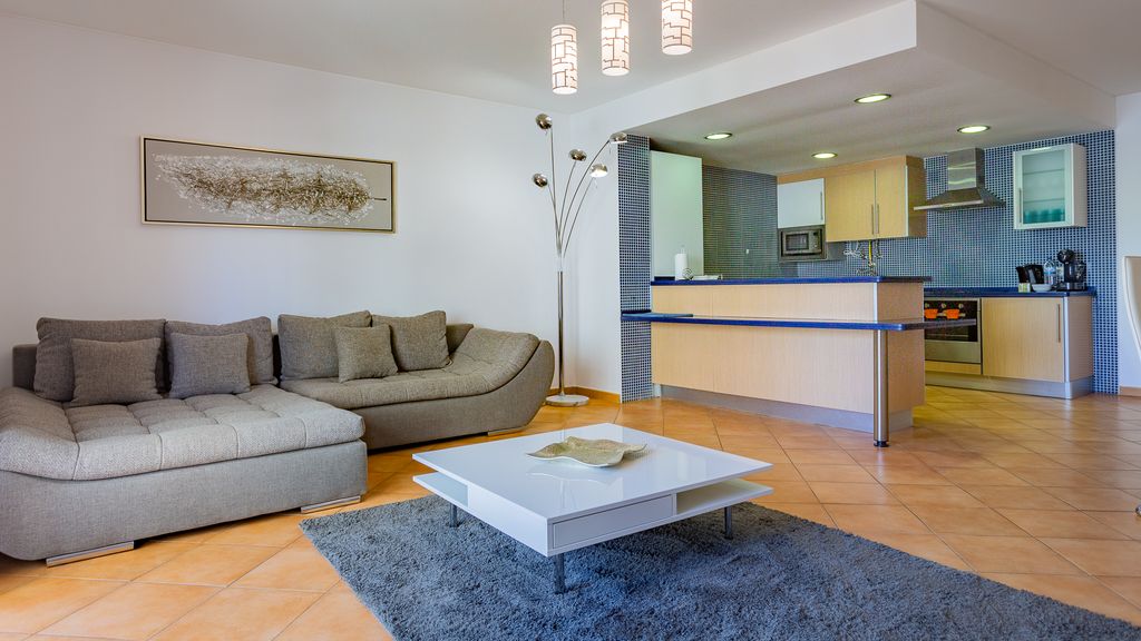 2BDR W/ AC - 2min from beach- by LovelyStay