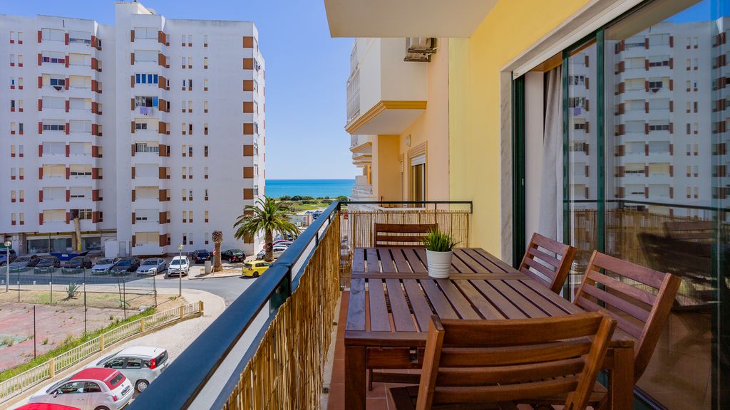 2BDR W/ AC - 2min from beach- by LovelyStay