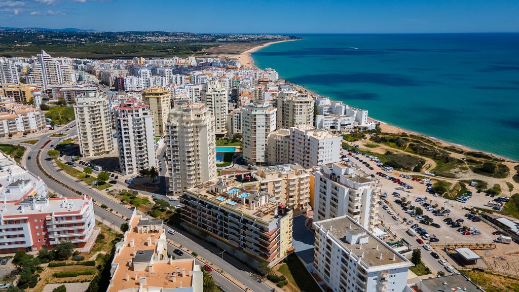 2BDR W/ AC - 2min from beach- by LovelyStay