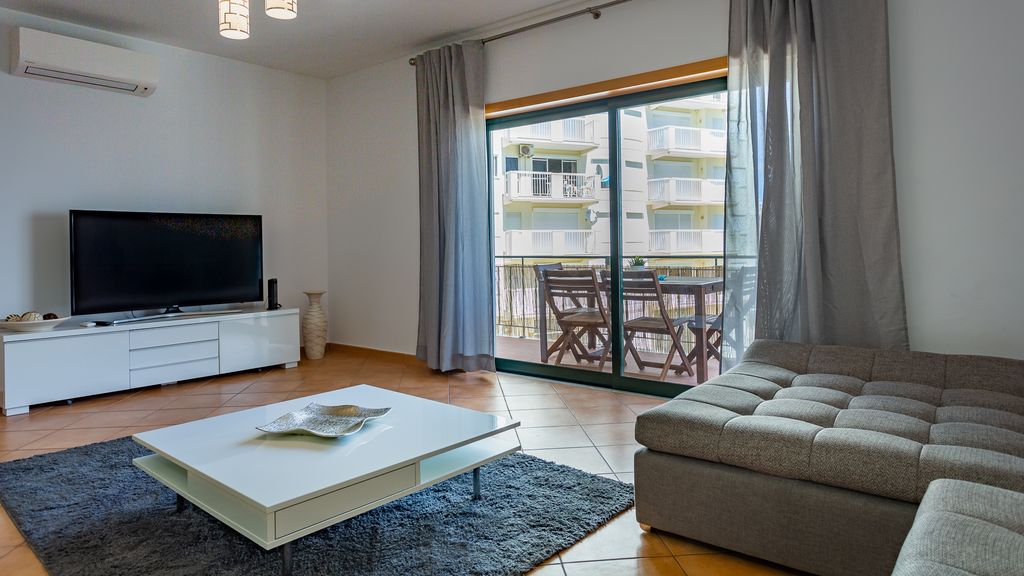 2BDR W/ AC - 2min from beach- by LovelyStay