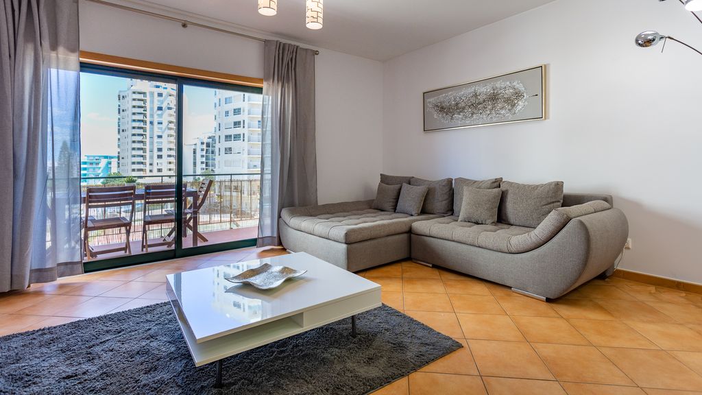 2BDR W/ AC - 2min from beach- by LovelyStay