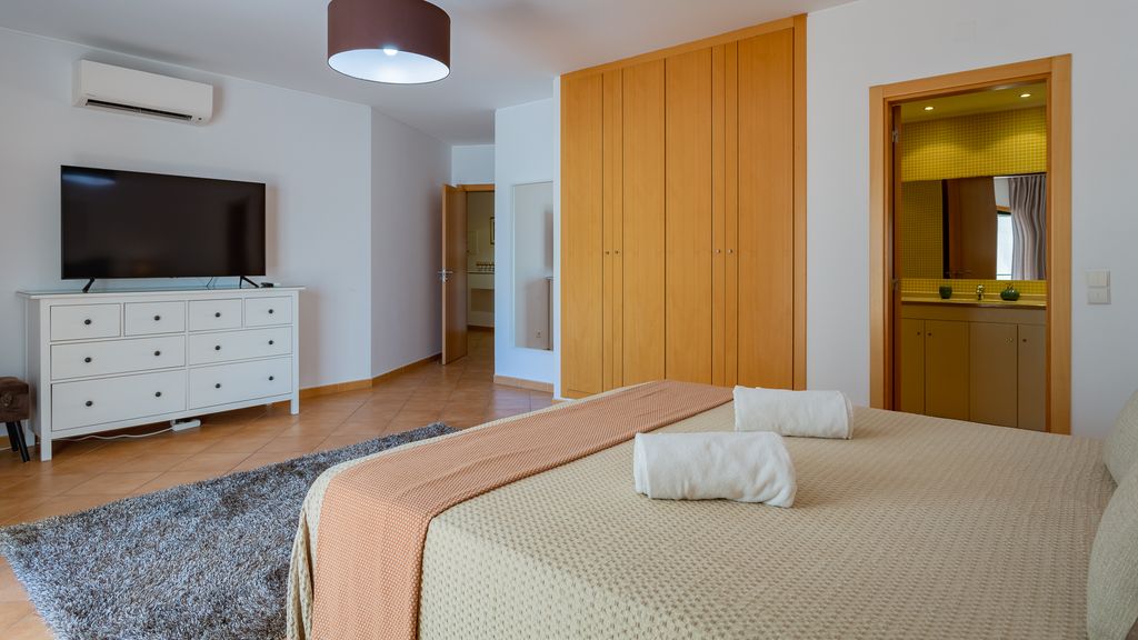 2BDR W/ AC - 2min from beach- by LovelyStay