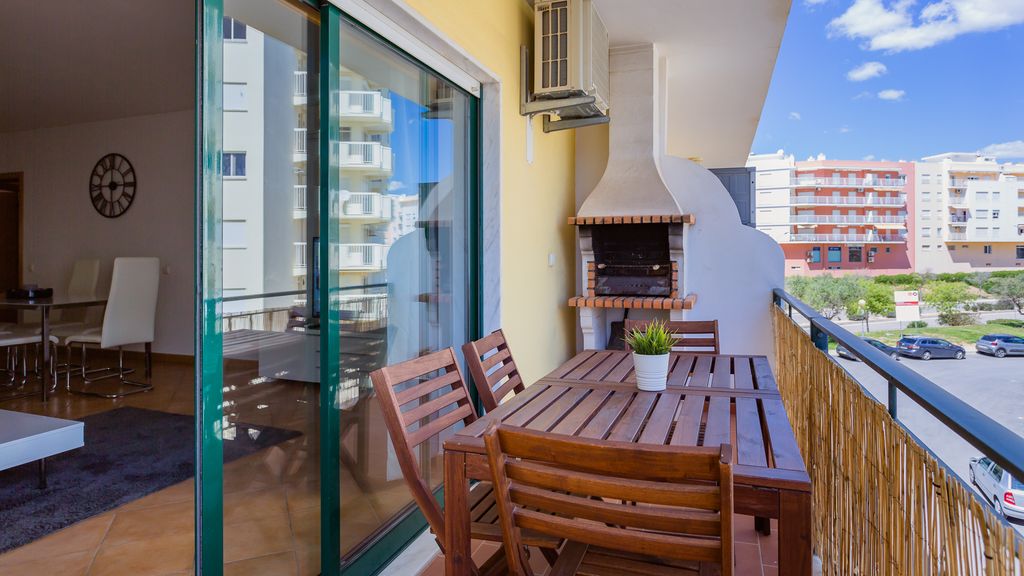 2BDR W/ AC - 2min from beach- by LovelyStay