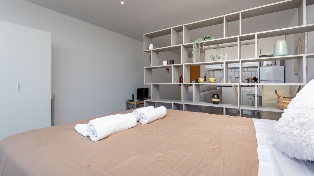 Seascape Retreat Apartment by LovelyStay
