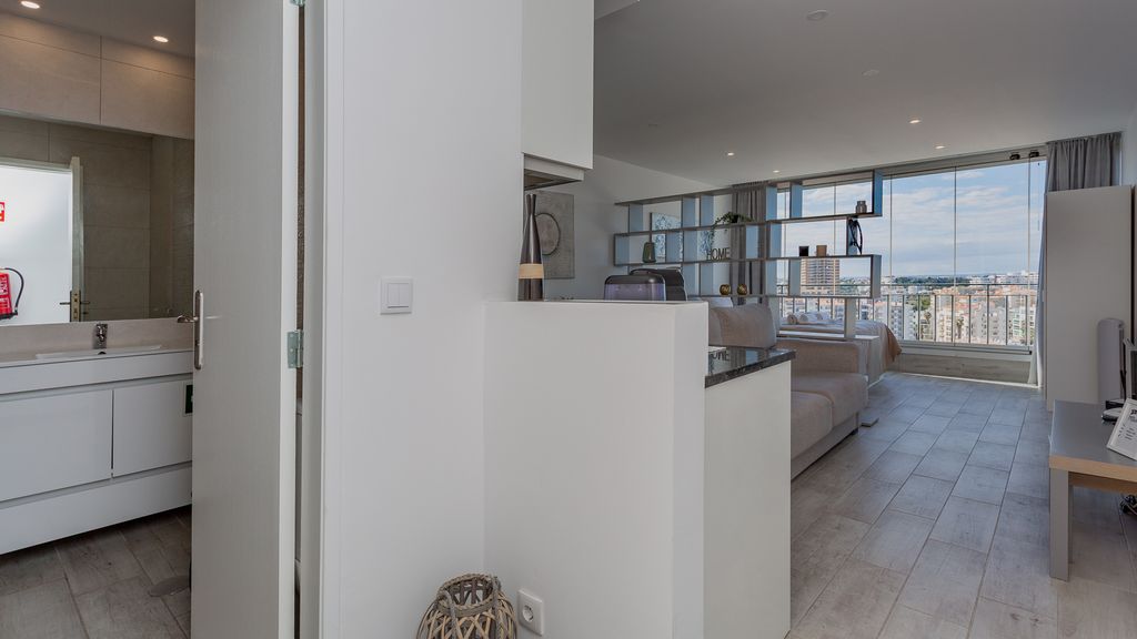 Seascape Retreat Apartment by LovelyStay