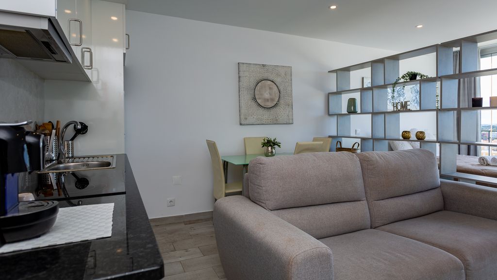 Seascape Retreat Apartment by LovelyStay