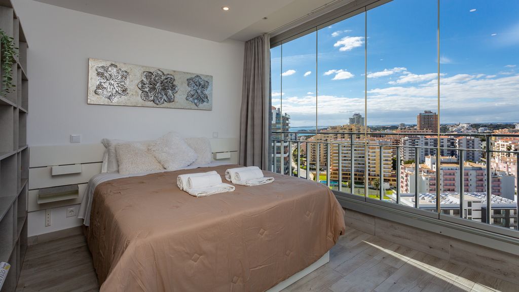 Seascape Retreat Apartment by LovelyStay