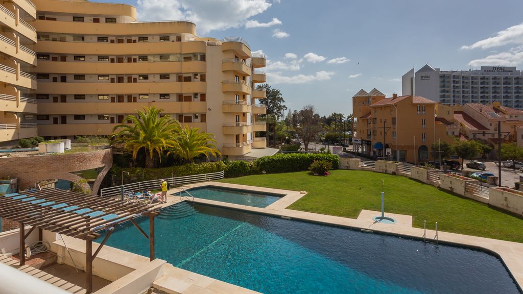 2BDR W/ Pool - 5min from beach by LovelyStay