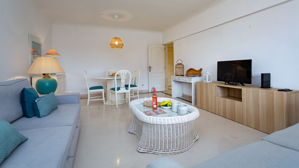 2BDR W/ Pool - 5min from beach by LovelyStay