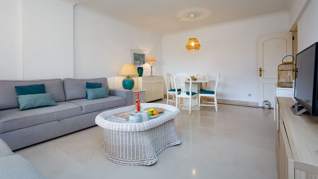 2BDR W/ Pool - 5min from beach by LovelyStay