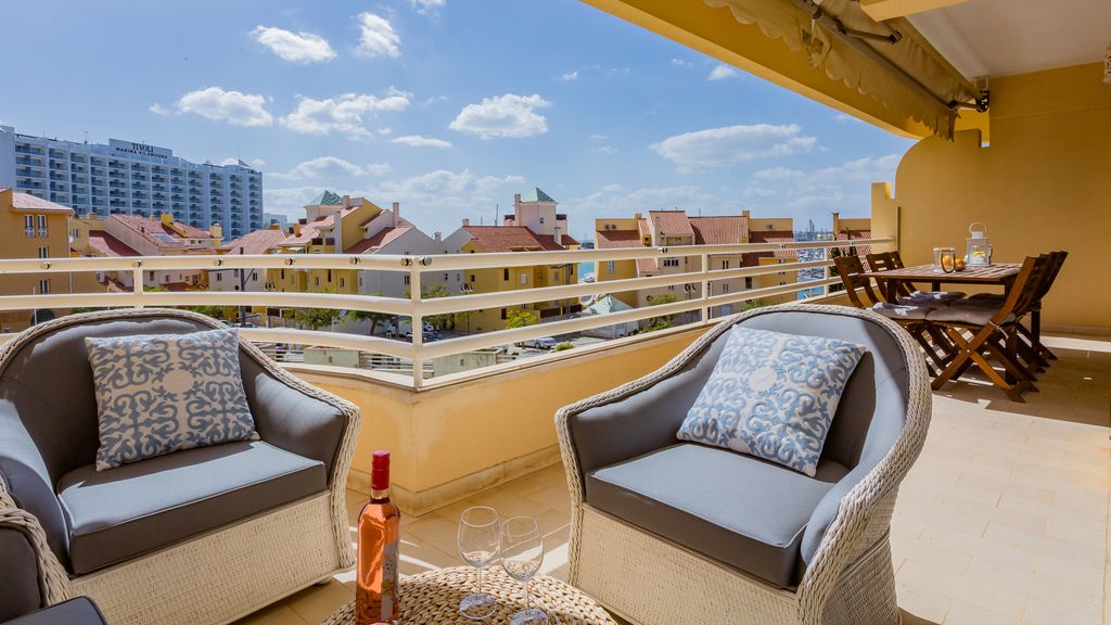 2BDR W/ Pool - 5min from beach by LovelyStay