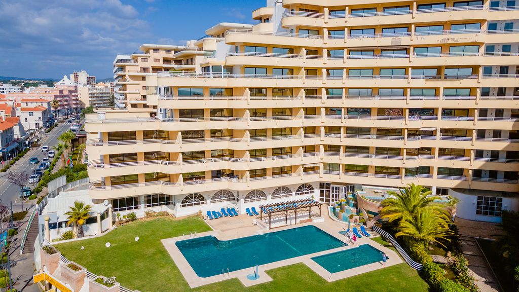 2BDR W/ Pool - 5min from beach by LovelyStay