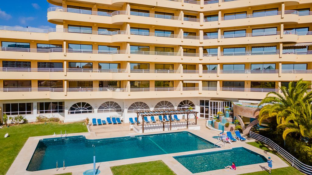 2BDR W/ Pool - 5min from beach by LovelyStay