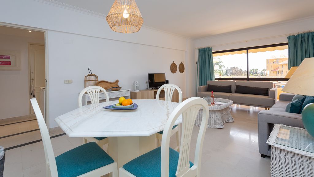 2BDR W/ Pool - 5min from beach by LovelyStay