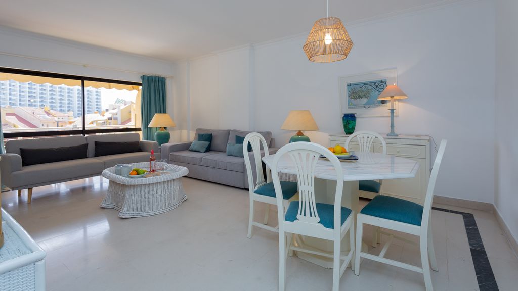 2BDR W/ Pool - 5min from beach by LovelyStay
