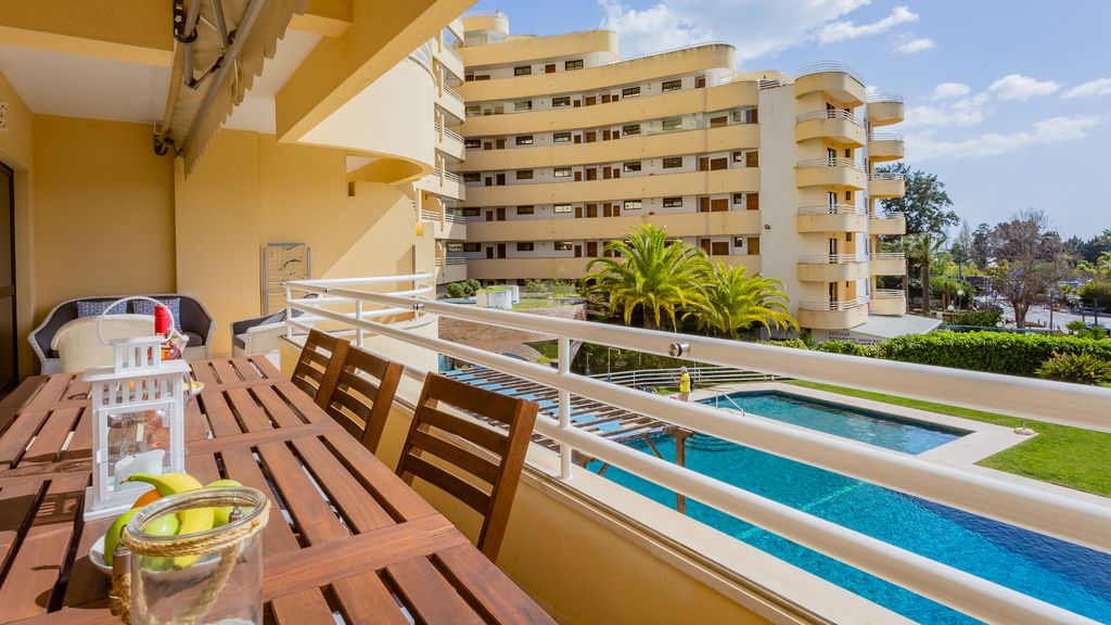 2BDR W/ Pool - 5min from beach by LovelyStay