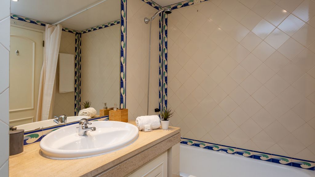 2BDR W/ Pool - 5min from beach by LovelyStay