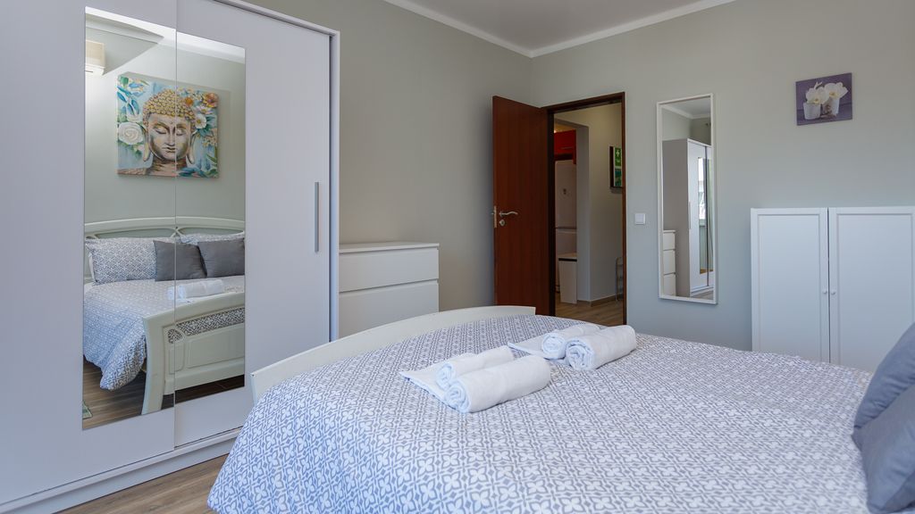 Comfort 1BDR Apartment W/Pool by LovelyStay
