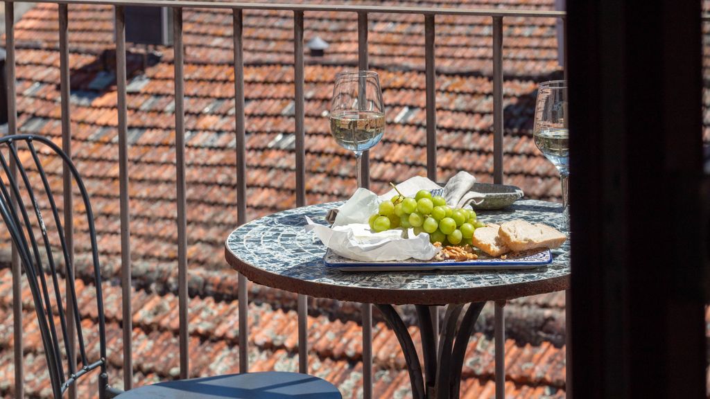 Oporto Home Wine Cellars - Studio with a balcony3T