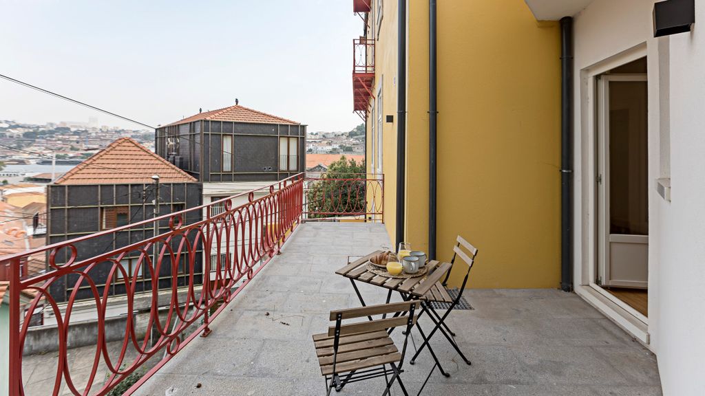 Superb Flat w/ Balcony and AC by LovelyStay