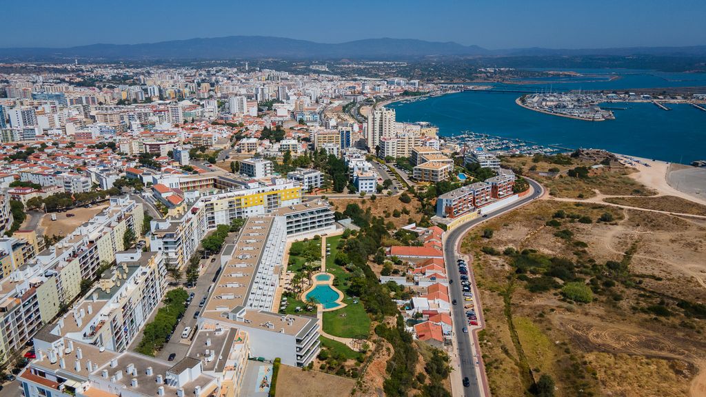 Lovesome Apartment W/ Balcony by LovelyStay