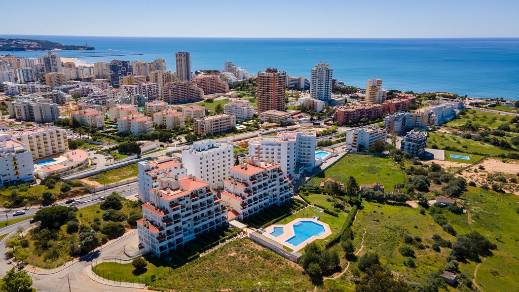 2BDR Duplex W AC & Pool in Portimão by Lovelystay