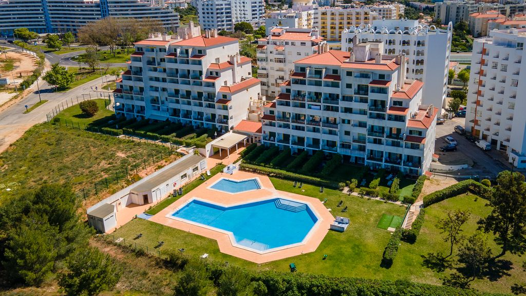 2BDR Duplex W AC & Pool in Portimão by Lovelystay