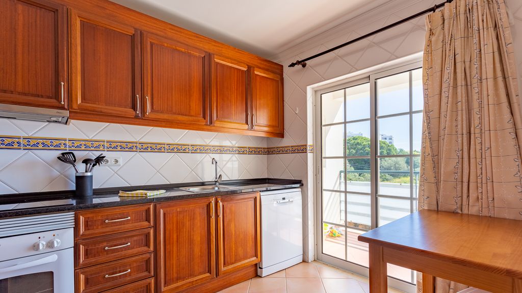 2BDR Duplex W AC & Pool in Portimão by Lovelystay