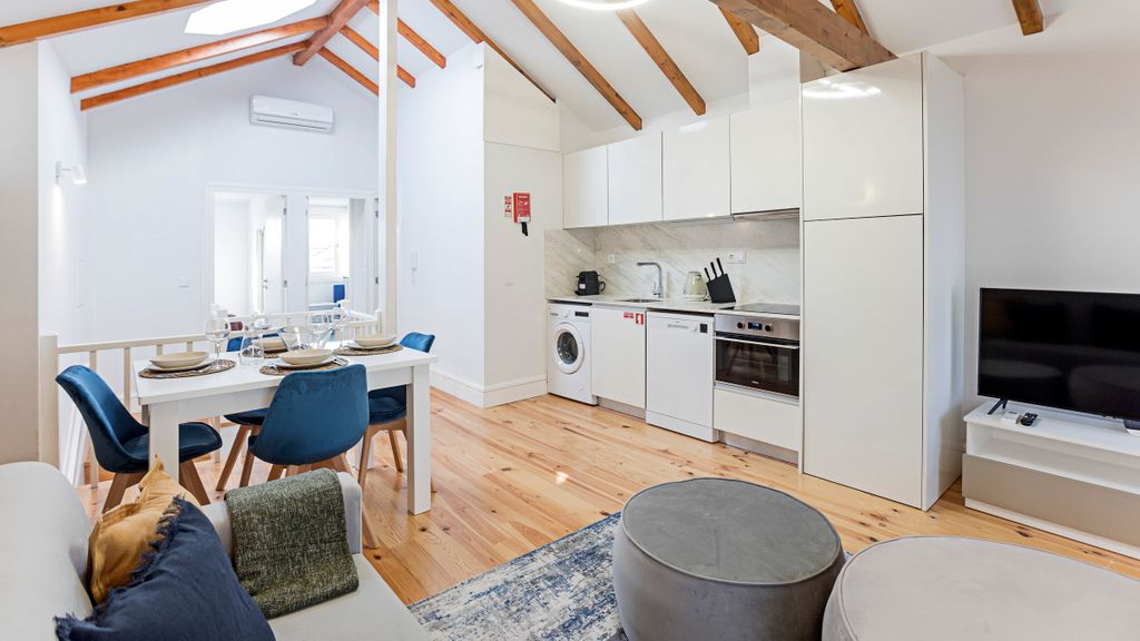 Modern Cativo Apartment by LovelyStay