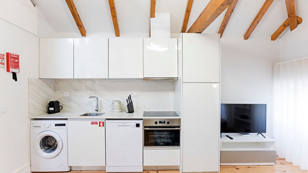 Modern Cativo Apartment by LovelyStay