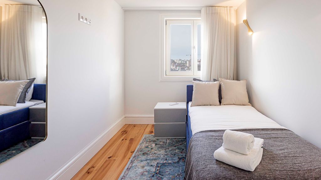 Modern Cativo Apartment by LovelyStay