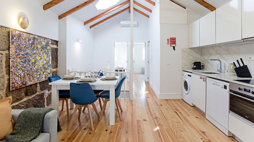 Modern Cativo Apartment by LovelyStay