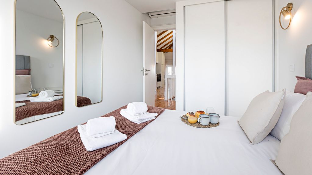 Modern Cativo Apartment by LovelyStay
