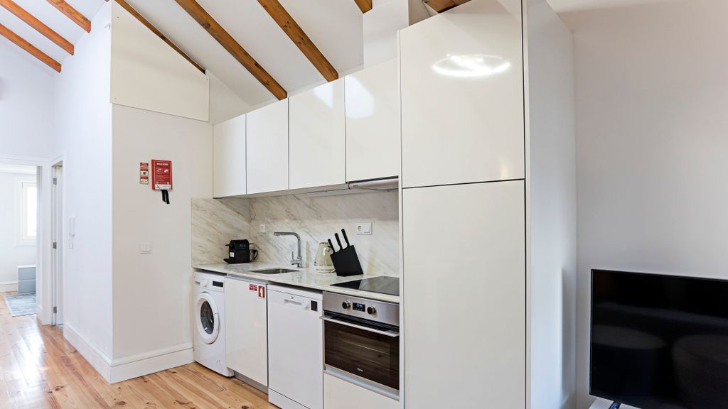 Modern Cativo Apartment by LovelyStay