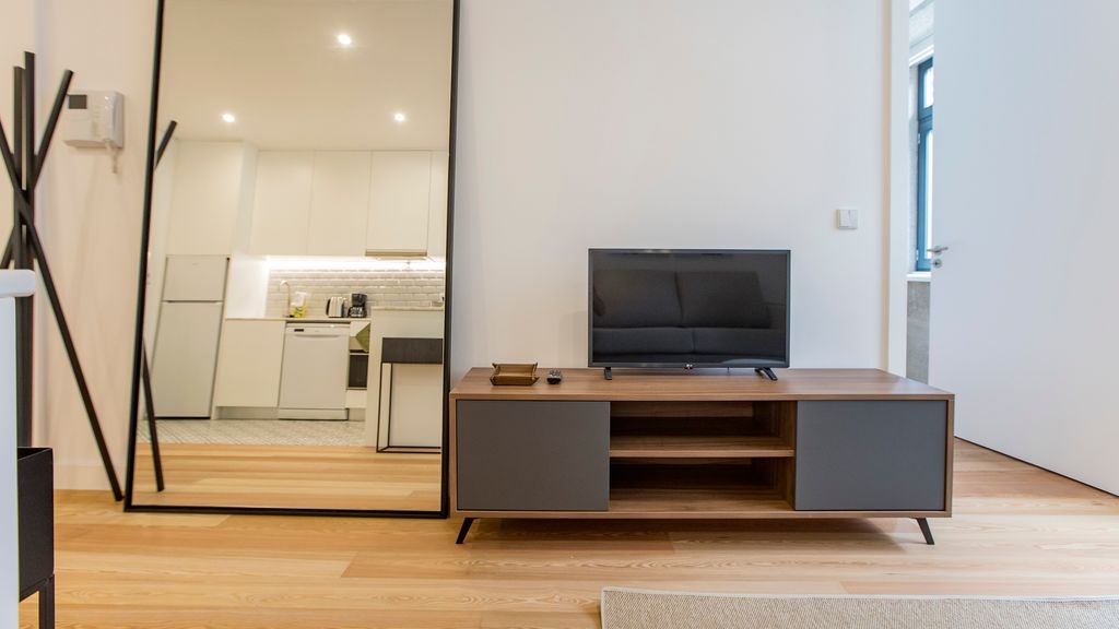 Downtown Wonder Flat w/ AC by LovelyStay
