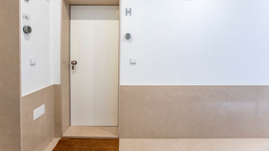 Downtown Wonder Flat w/ AC by LovelyStay