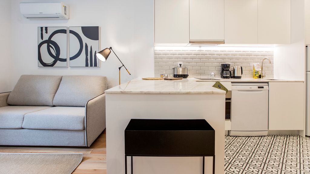 Downtown Wonder Flat w/ AC by LovelyStay
