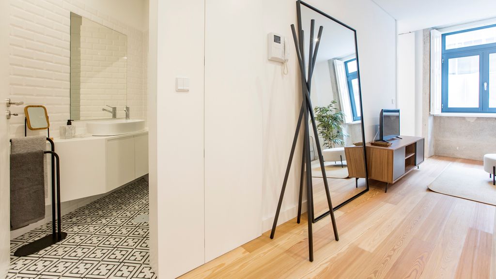 Downtown Wonder Flat w/ AC by LovelyStay