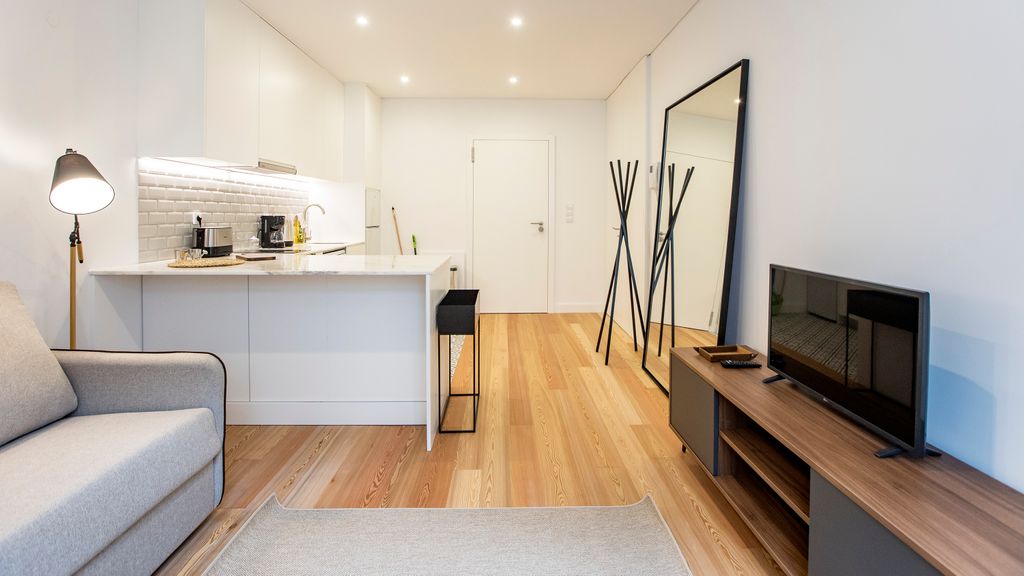 Downtown Wonder Flat w/ AC by LovelyStay