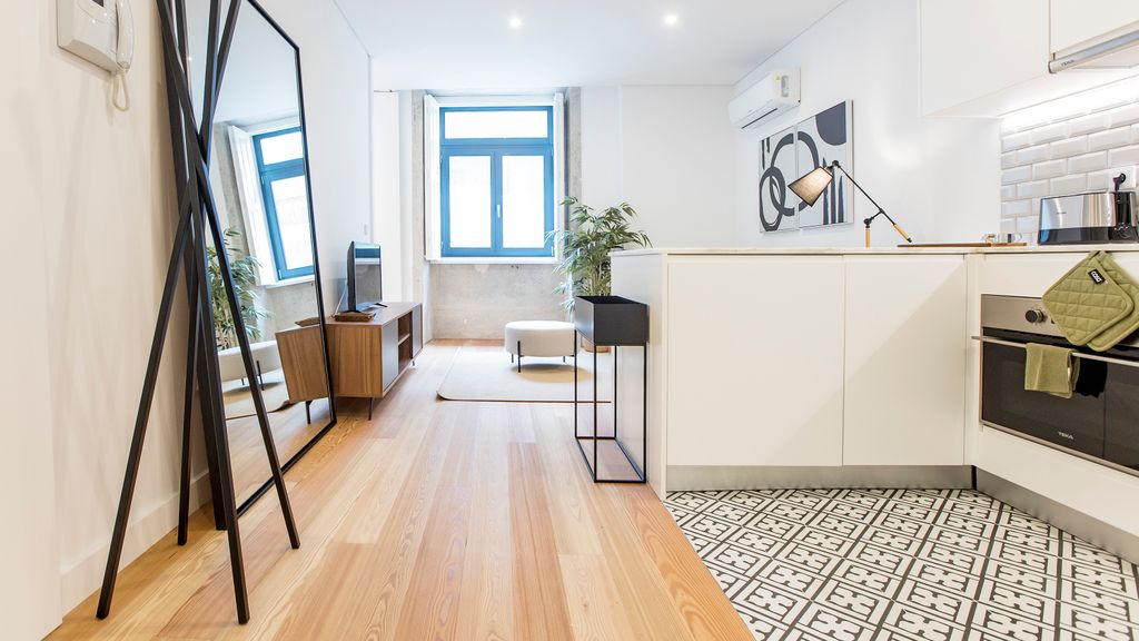 Downtown Wonder Flat w/ AC by LovelyStay