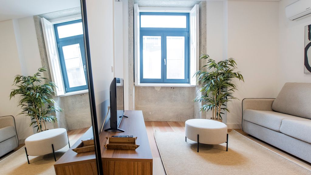 Downtown Wonder Flat w/ AC by LovelyStay