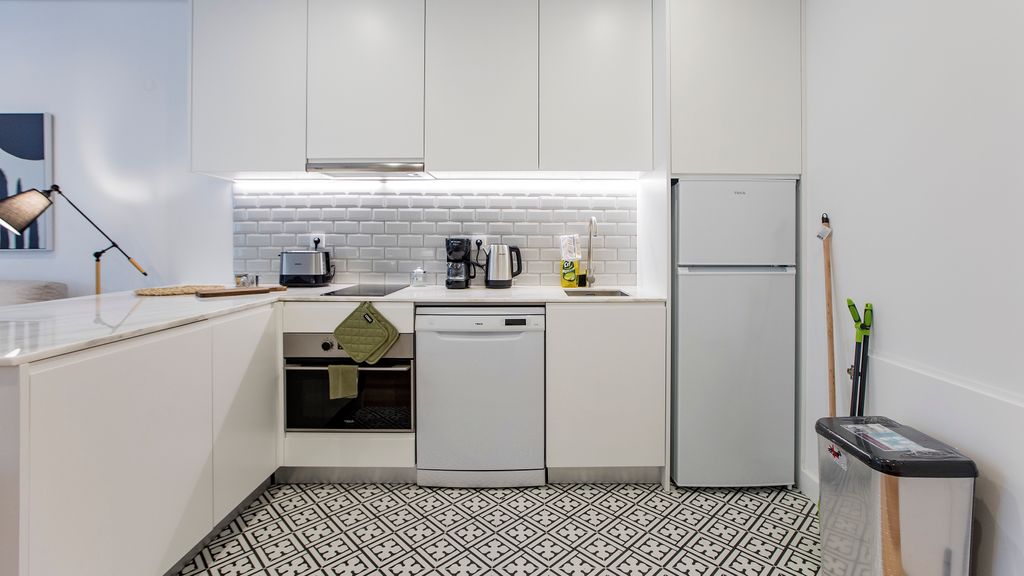 Downtown Wonder Flat w/ AC by LovelyStay