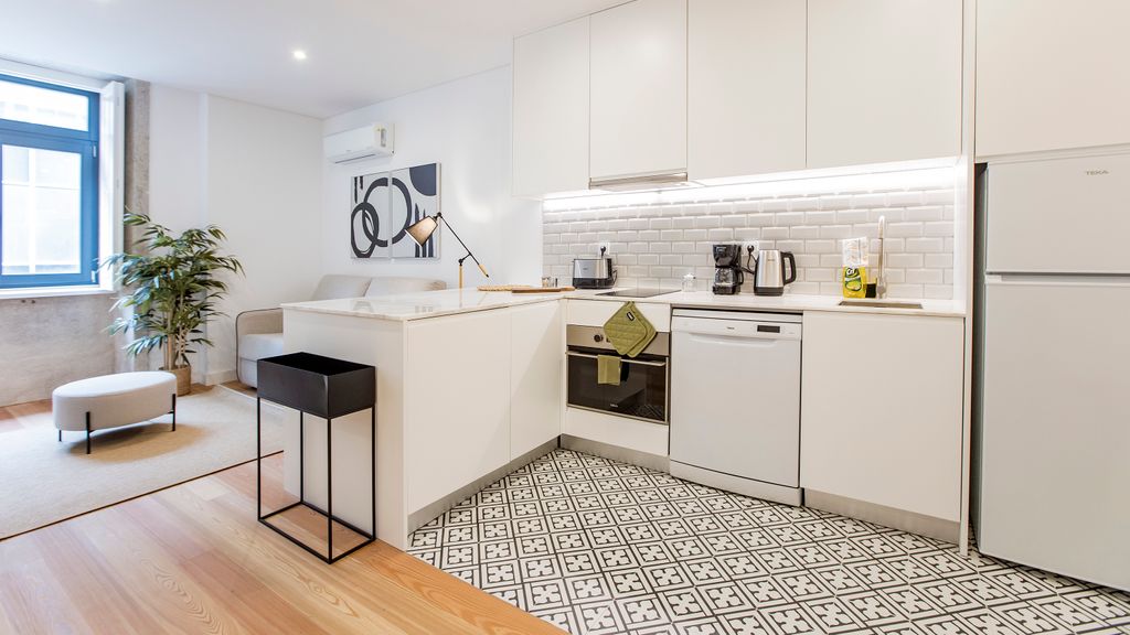 Downtown Wonder Flat w/ AC by LovelyStay
