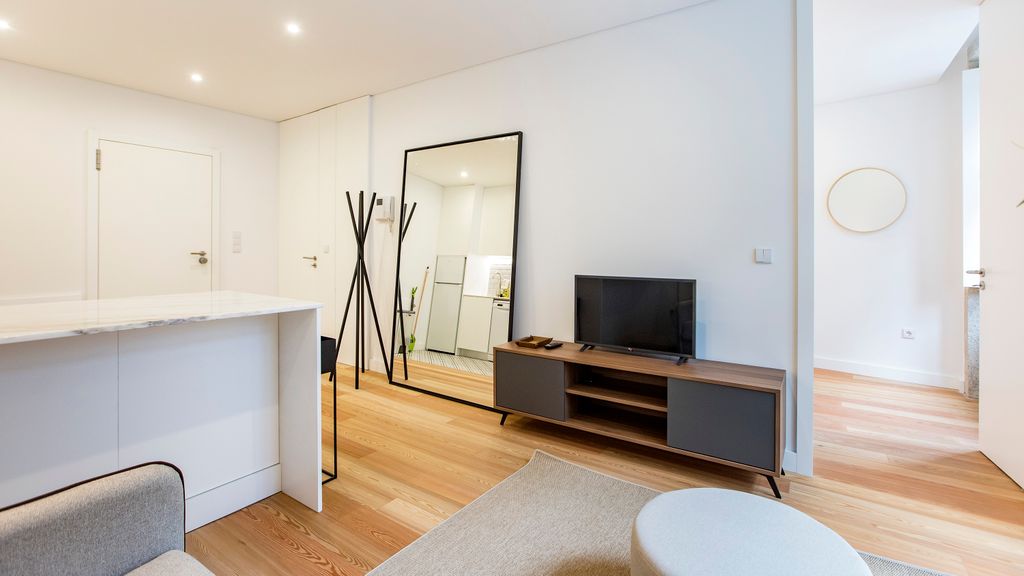 Downtown Wonder Flat w/ AC by LovelyStay