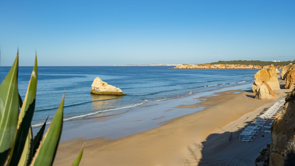 Praia da Rocha Wonder w/ Balcony by LovelyStay