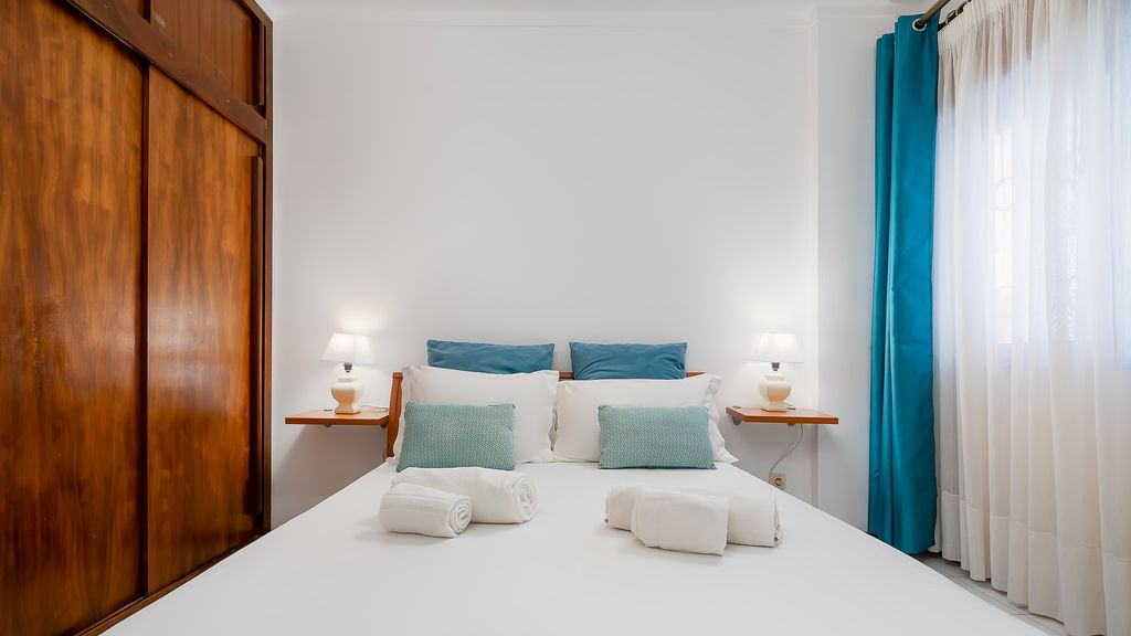 Praia da Rocha Wonder w/ Balcony by LovelyStay
