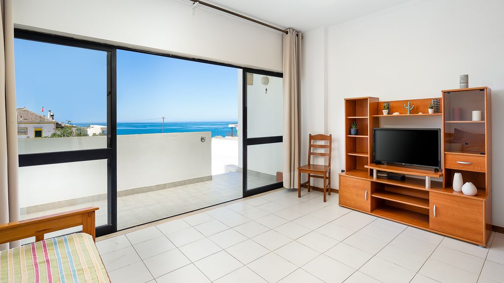 Praia da Rocha Wonder w/ Balcony by LovelyStay