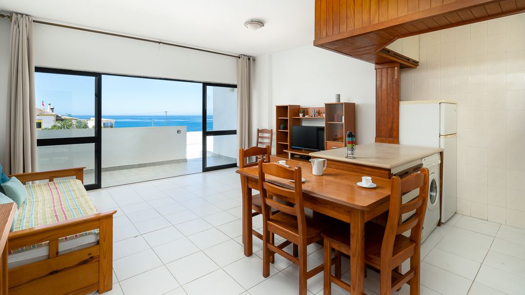 Praia da Rocha Wonder w/ Balcony by LovelyStay
